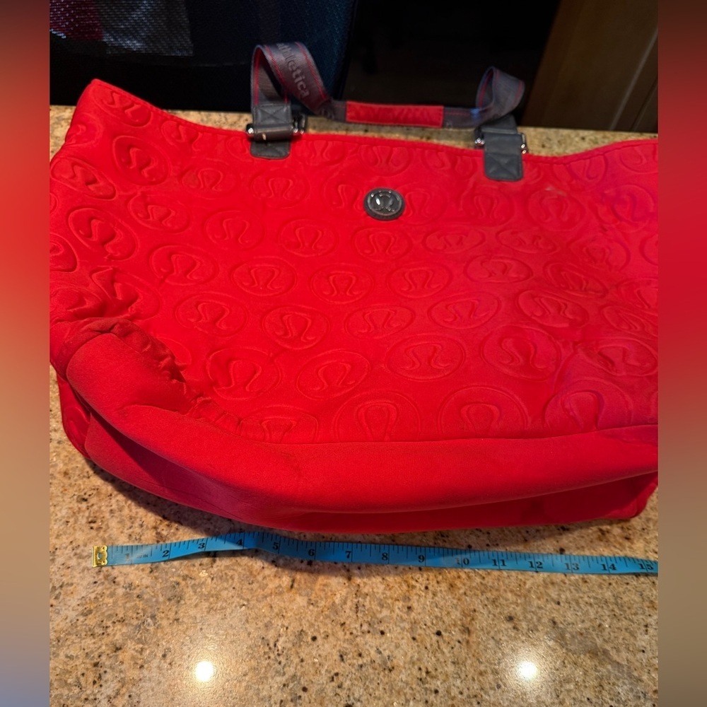red Lululemon quilted logo gym tote bag - Picture 8 of 9